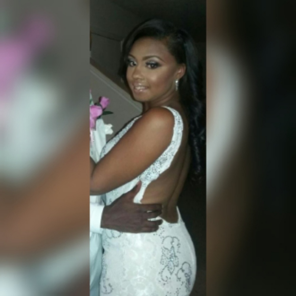 Snow White Prom - Picture 3 of 8